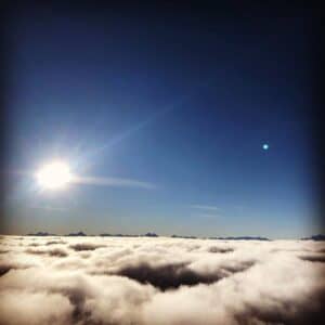 Luchtballonvaart boven de wolken